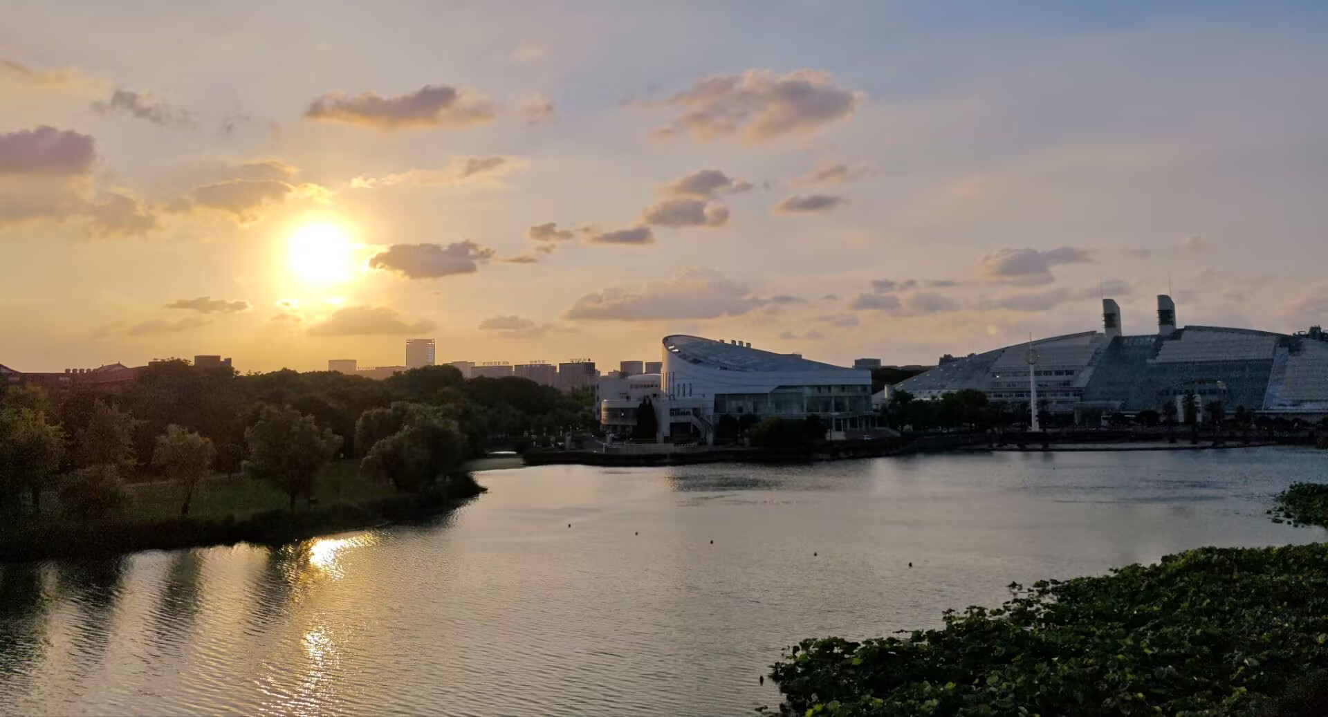 摄于东教学楼1B三楼