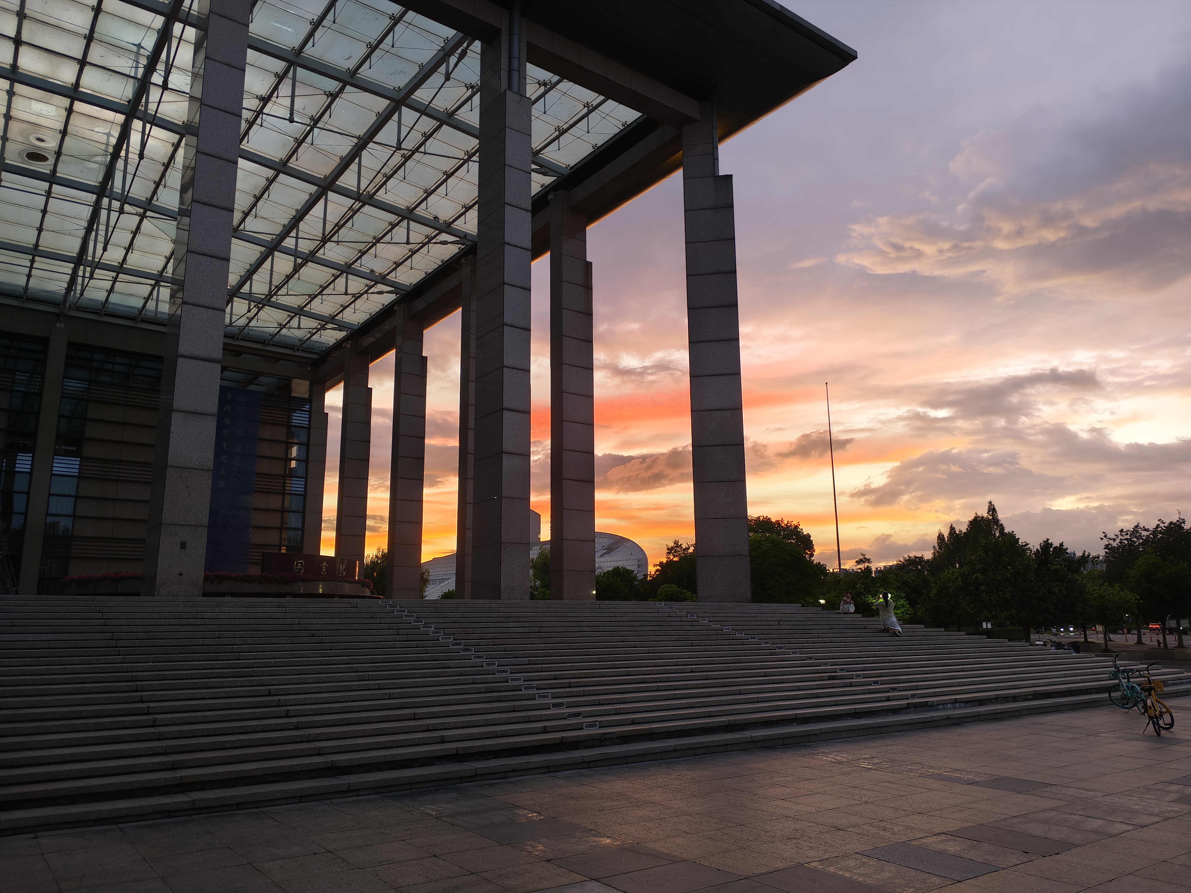 摄于基础图书馆